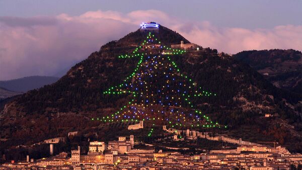 Рождественская елка украшает гору Ингино с видом на Умбрийский город Губбио (11 декабря 2006). Италия - Sputnik Արմենիա