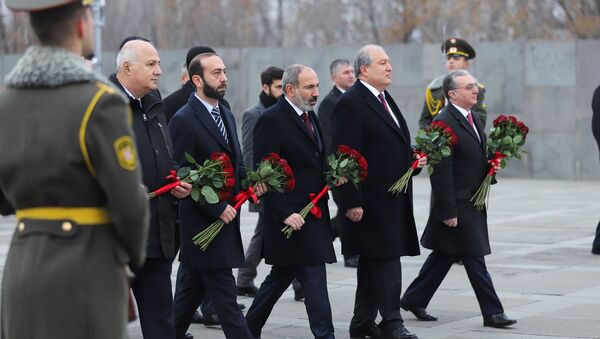 Руководство Армении посетило мемориальный комплекс Цицернакаберд (9 декабря 2019). Еревaн - Sputnik Արմենիա