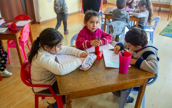 Воспитанники детского сада имени Анны Абешян в селе Одзун - Sputnik Армения
