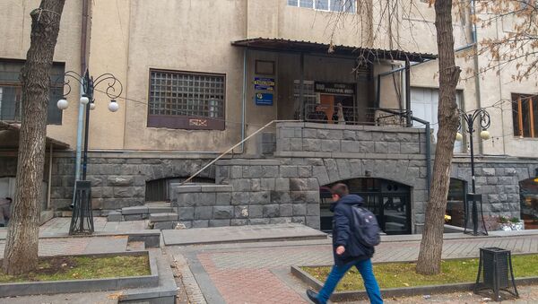 Вход в предоставленное помещение для гос.театра пантомимы - Sputnik Армения