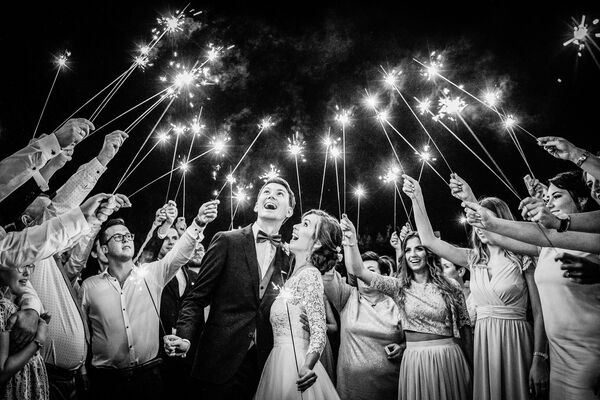 Լեհ լուսանկարիչ Ռաֆալ Դոնիկայի լուսանկարը, որը հաղթել է 2019 International Wedding Photographer of the Year մրցույթի BLACK & WHITE կատեգորիայում։

 - Sputnik Արմենիա