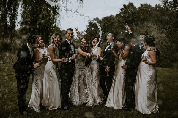 Կանադացի լուսանկարիչ Անգելա Ռուշենսկիի լուսանկարը, որը հաղթել է 2019 International Wedding Photographer of the Year մրցույթի BRIDAL PARTY կատեգորիայում։

 - Sputnik Արմենիա