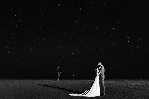 Снимок южноафриканского фотографа Ruan Redelinghuys, победивший в категории  EPIC LOCATION в конкурсе 2019 International Wedding Photographer of the Year - Sputnik Армения