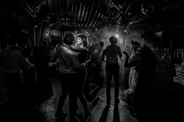 Снимок австралийского фотографа Gaelle Le Berre, победивший в категории  DANCE FLOOR в конкурсе 2019 International Wedding Photographer of the Year  - Sputnik Армения