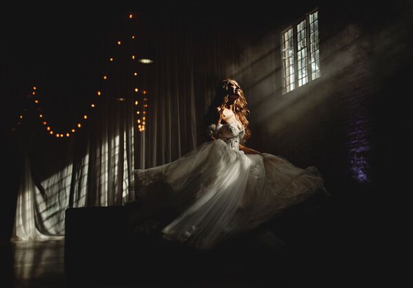 Снимок британского фотографа Ben Appleby, победивший в категории  SOLO PORTRAIT в конкурсе 2019 International Wedding Photographer of the Year  - Sputnik Армения