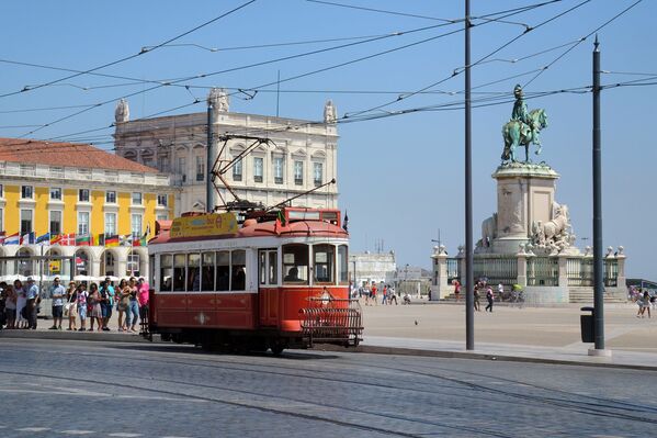 Старинный трамвай в Лиссабоне, Португалия - Sputnik Армения