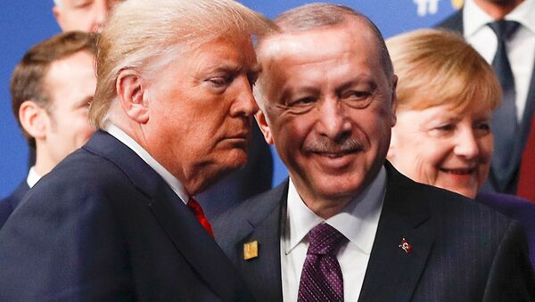 Президенты США и Турции Дональд Трамп и Реджеп Тайип Эрдоган покидают сцену после семейной фотографии, перед началом пленарного заседания саммита НАТО (4 декабря 2019). Лондон - Sputnik Արմենիա