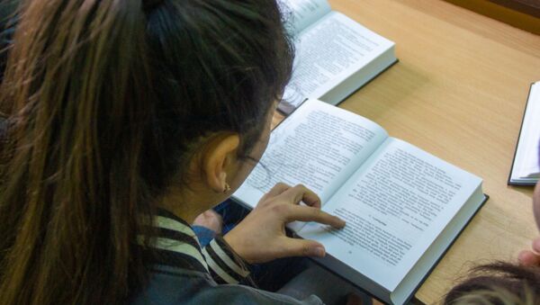 Участница литературного кружка Зартнир в селе Цахкаландж за чтением книги - Sputnik Արմենիա
