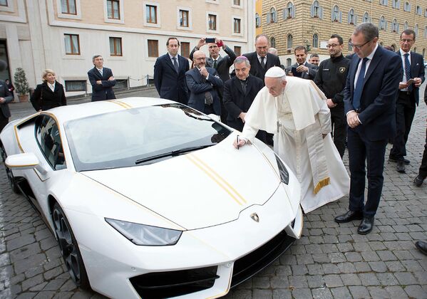 Հռոմի Պապը գրում է Lamborghini-ի մակնիշի մեքենայի վրա, որը նրան նվիրել էր արտադրողը - Sputnik Արմենիա