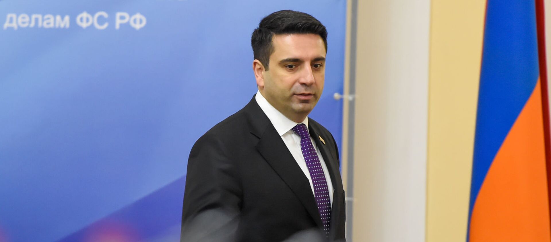 Вице-спикер НС Армении Ален Симонян перед началом совместного заседания Постоянной комиссии по внешним связям НС Армении и Комитета СФ по международным делам ФС России (18 декабря 2019). Еревaн - Sputnik Армения, 1920, 17.12.2020