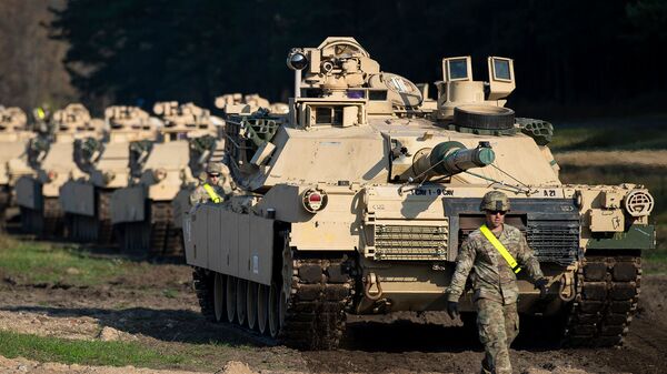 Боевые танки Абрамса на железнодорожной станции Пабраде примерно в 50 км к северу от Вильнюса (21 октября 2019). Литва - Sputnik Արմենիա