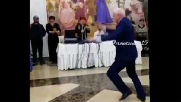 Пенсионер запрыгал на свадьбе во Владикавказе и стал звездой Instagram - Sputnik Армения