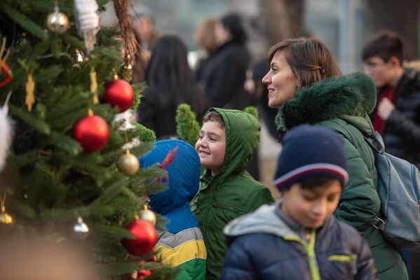 Радостные дети и родители у рождественской елки в Ереванском зоопарке во время праздничного мероприятия - Sputnik Армения