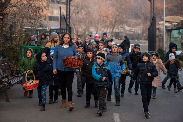 Дети в сопровождении ведущей празничного мероприятия Ереванского зоопарка собираются украшать живую ель - Sputnik Армения