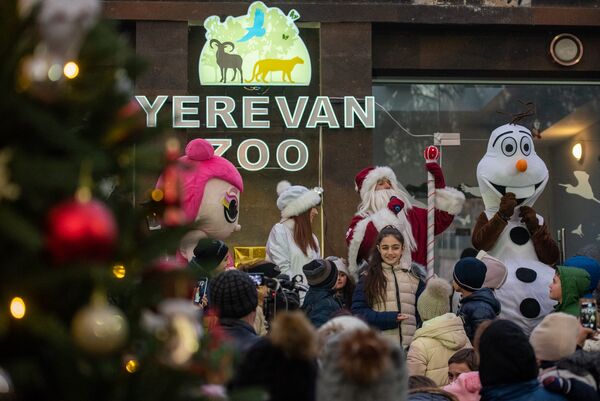 Дед мороз поздравляет собравшихся ребятишек с наступающим Новым годом - Sputnik Армения