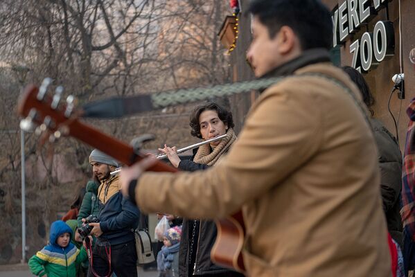 Ученики образовательного комплекса Мхитар Себастаци исполняют народные песни на праздничном мероприятии в Ереванском зоопарке - Sputnik Армения