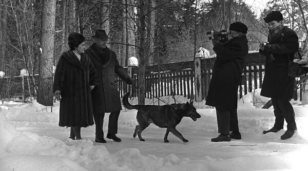 Советский шахматист Михаил Ботвинник с супругой Гаянэ Анановой отправляются на прогулку (1963 год). Москвa - Sputnik Армения