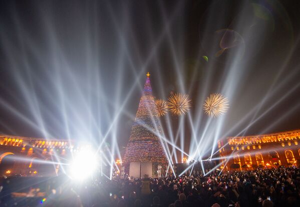 Торжественная церемония зажжения огней на главной елке страны (21 декабря 2019). Еревaн - Sputnik Армения