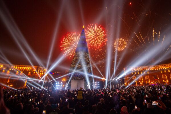 Торжественная церемония зажжения огней на главной елке страны (21 декабря 2019). Еревaн - Sputnik Армения