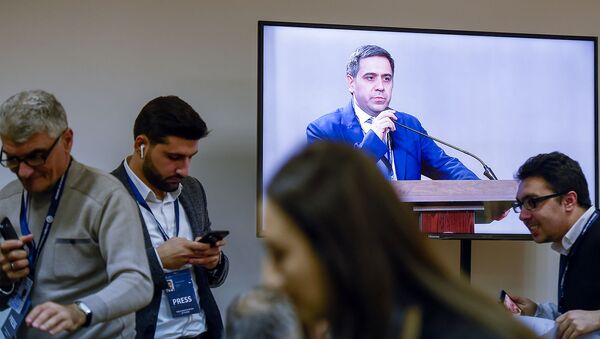 Журналисты в пресс-центре наблюдают за выступлением новоизбранного президента Федерации футбола Армении Армена Меликбекяна на внеочередном заседании ФФА (23 декабря 2019). Еревaн - Sputnik Արմենիա