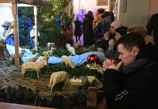 Верующие во время рождественской мессы в Белоруссии  - Sputnik Армения