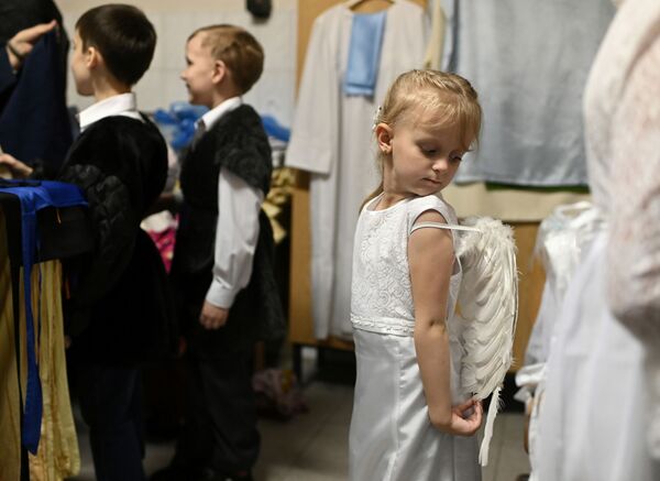 Дети во время приготовления к выступлению в честь католического Рождества в Омске - Sputnik Армения