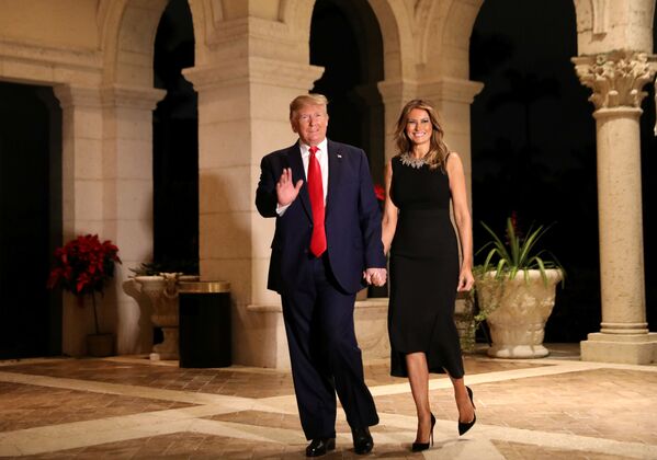 Президент США Дональд Трамп с женой Меланией на рождественской вечеринке во Флориде  - Sputnik Армения