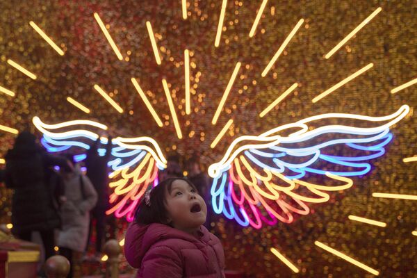 Девочка во время празднования католического Рождества в Пекине  - Sputnik Армения