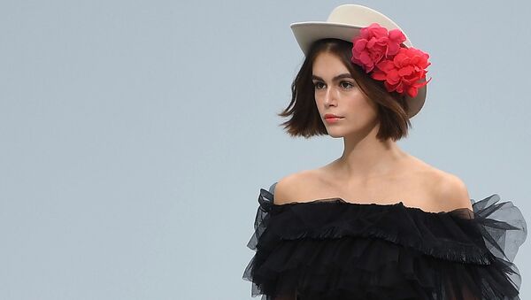 Модель Кайя Гербер во время показа женской коллекции Chanel весна-лето 2020 (1 октября 2019). Париж - Sputnik Արմենիա