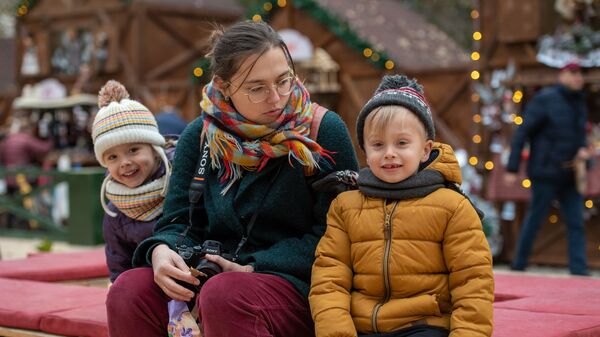 Ռուս զբոսաշրջիկը երեխաների հետ` Երևանում - Sputnik Արմենիա