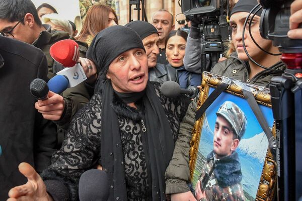 Стычка у правительства Армении: родные погибшего солдата требуют встречи с Пашиняном Стычка у правительства Армении: родные погибшего солдата требуют встречи с Пашиняном - Sputnik Армения