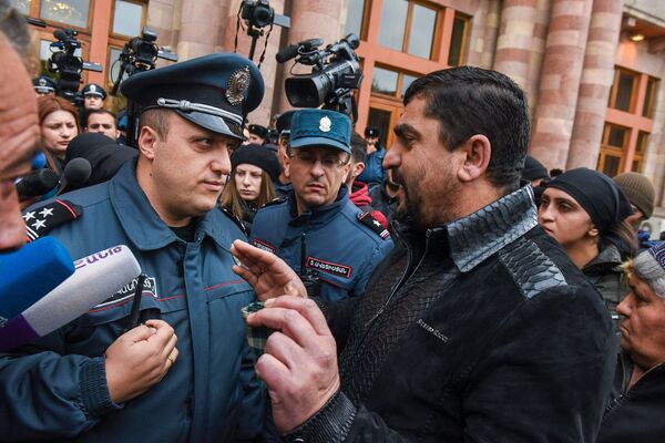 Стычка у правительства Армении: родные погибшего солдата требуют встречи с Пашиняном Стычка у правительства Армении: родные погибшего солдата требуют встречи с Пашиняном - Sputnik Армения