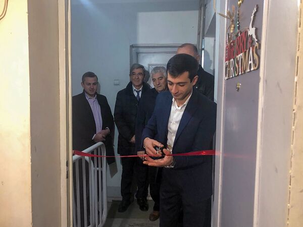 Волшебный пазл на Новый год: две гюмрийские семьи переехали из времянок в свои квартиры Волшебный пазл на Новый год: две гюмрийские семьи переехали из времянок в свои квартиры - Sputnik Армения