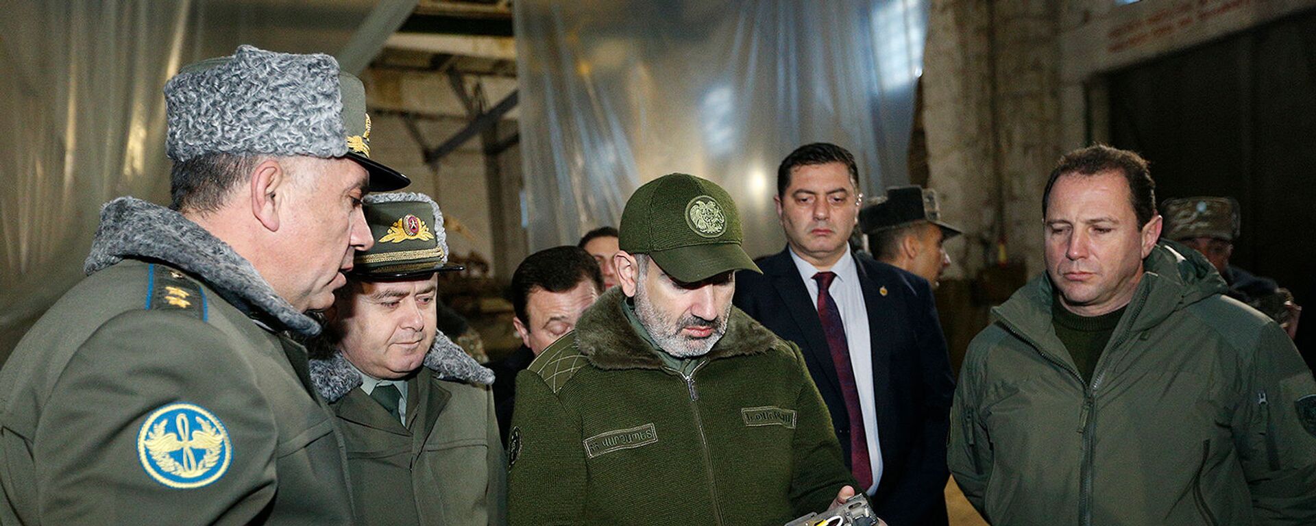 Премьер-министр Никол Пашинян, министр обороны Давид Тоноян и начальник Генштаба ВС Артак Давтян во время посещения воинской части (27 декабря 2019). - Sputnik Արմենիա, 1920, 03.01.2022
