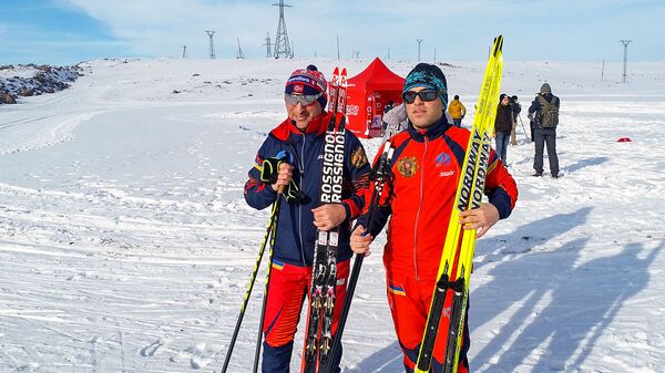 Генеральный секретарь Федерации лыжного спорта Армении Гагик Саркисян (слева) - Sputnik Армения