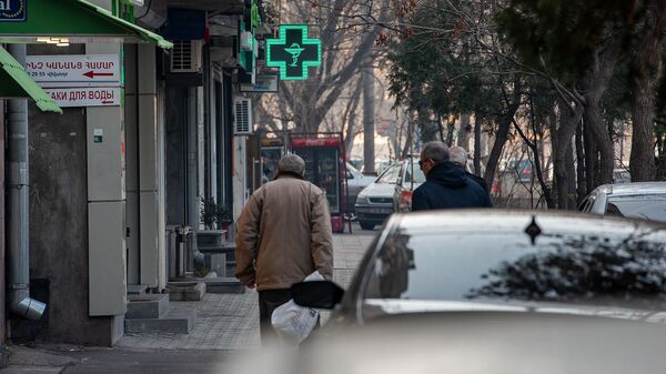 Мужчины у аптеки в Ереване - Sputnik Армения