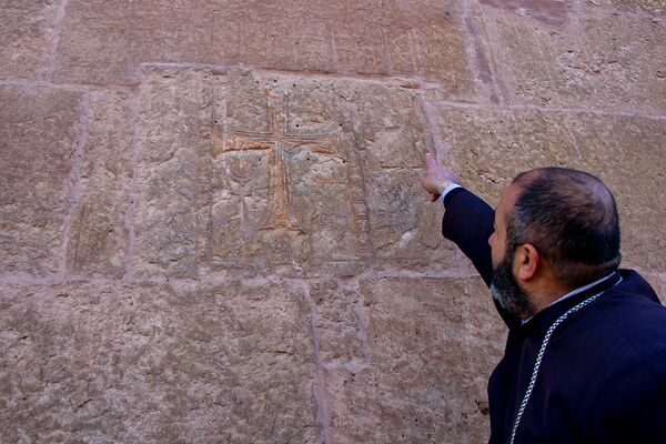 Քարե «ինստագրամ», կիսալուսին խաչի վրա և Օձունի եկեղեցու այլ գաղտնիքները Քարե «ինստագրամ», կիսալուսին խաչի վրա և Օձունի եկեղեցու այլ գաղտնիքները - Sputnik Արմենիա