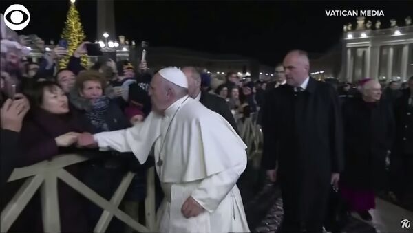 Папа Фрэнсис шлепает женщине руку после того, как она дергает его за руку - Sputnik Армения