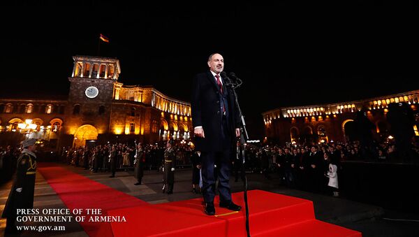 Новогоднее поздравление премьер-министра Армении Никола Пашиняна на площади Республики (31 декабря 2019). Еревaн - Sputnik Армения