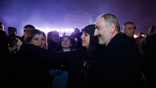 Премьер-министр Армении Никол Пашинян поздравляет граждан с Новым годом на площади Республики (1 января 2020). Еревaн - Sputnik Армения