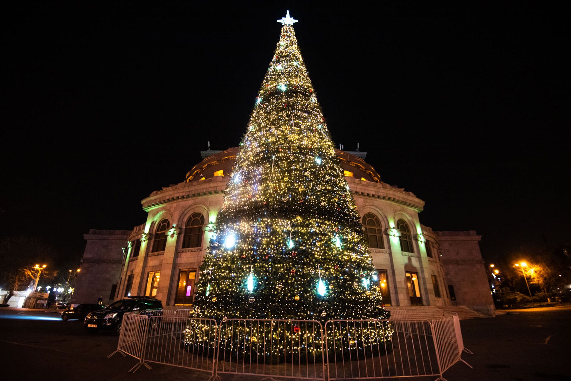 Рождественская елка на площади Свободы в Ереване - Sputnik Армения, 1920, 19.11.2021
