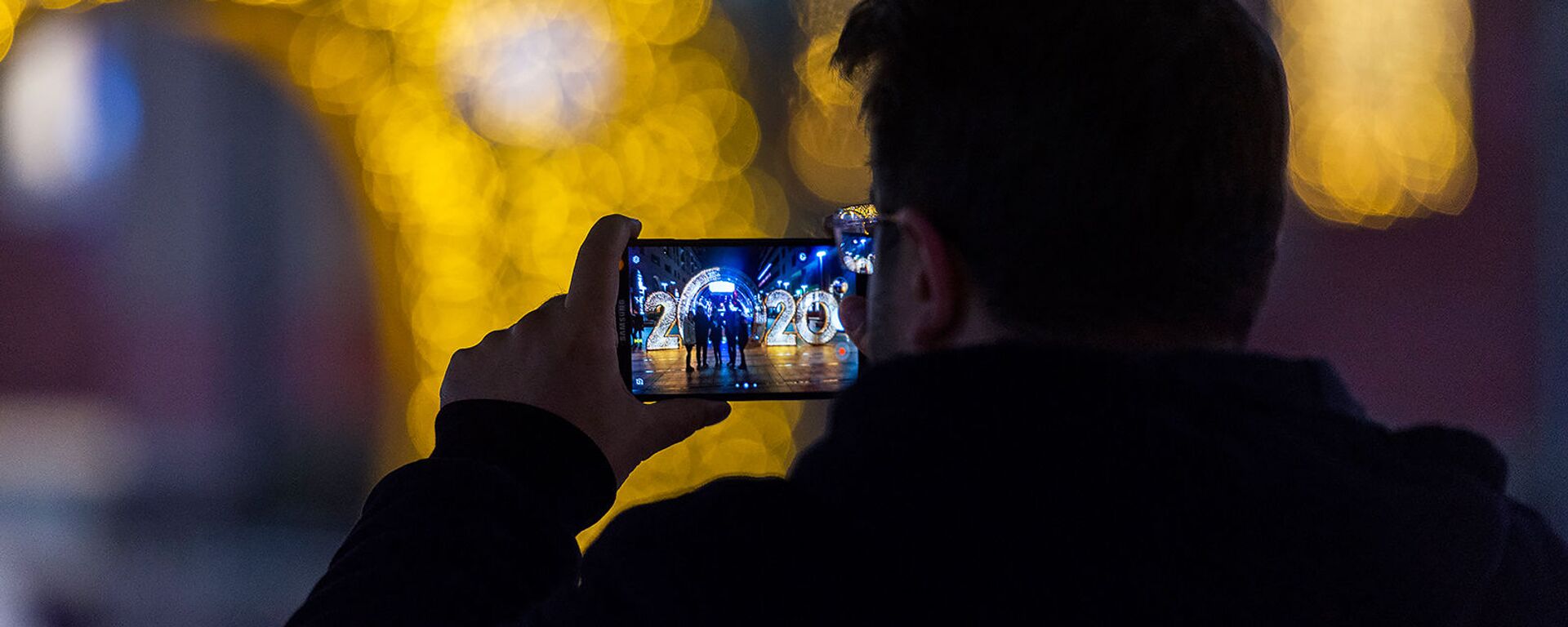 Турист фотографруют знакомых  у новогодней иллюминации на Северном проспекте - Sputnik Արմենիա, 1920, 15.04.2021