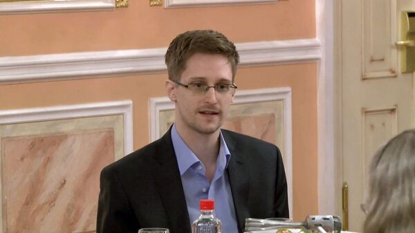 Эдвард Сноуден рассказал о прозрачности правительства на вручении премии Сэма Адамса (9 октября 2013). Москвa - Sputnik Армения