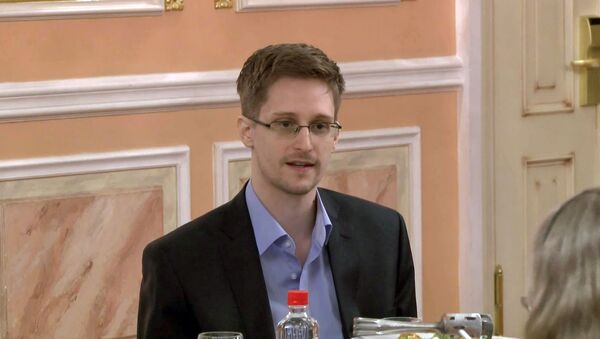 Эдвард Сноуден рассказал о прозрачности правительства на вручении премии Сэма Адамса (9 октября 2013). Москвa - Sputnik Արմենիա