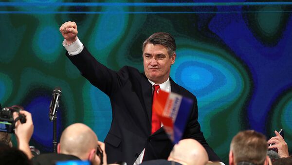 Зоран Миланович празднует победу после объявления первых результатов второго тура президентских выборов в Хорватии (5 января 2020). Загреб - Sputnik Армения