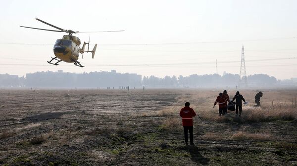 Спасатели на месте крушения украинского самолета возле аэропорта Имама Хомейни (8 января 2020). Тегеран - Sputnik Армения