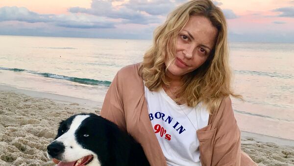 Элизабет Вурцель на пляже со своей собакой Элистер - Sputnik Армения