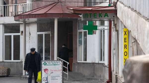 Пожилой человек проходит мимо аптеки у медцентра Сурб Григор Лусаворич - Sputnik Արմենիա