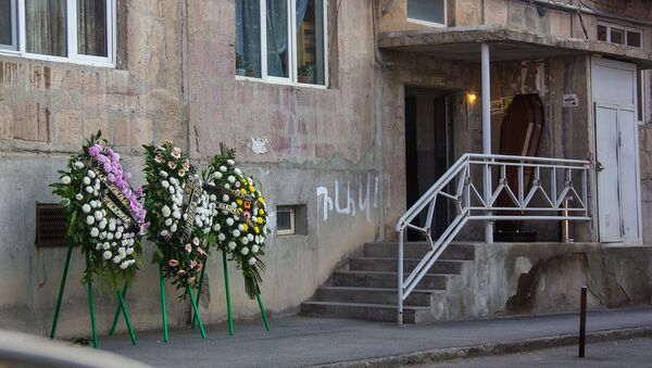 Поминальные венки убитой 16-летней девушки Сары Карапетян - Sputnik Армения