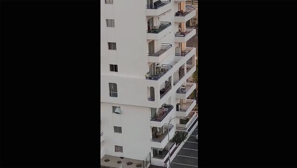 5-летняя девочка бегает по выступу у окна здания на высоте около 30 метров в одном из зданий в городе Плая Параисо - Sputnik Արմենիա